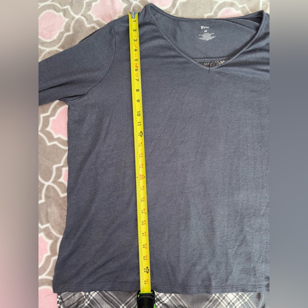 EVRI Gray V-Neck Long Sleeve Top with Plaid B&W Pattern on Back Size 3X - Picture 4 of 6
